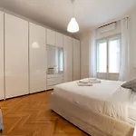 4 Min From Porta Genova Station With Whirlpool Апартаменты