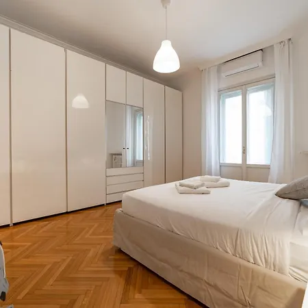 4 Min From Porta Genova Station With Whirlpool Διαμέρισμα